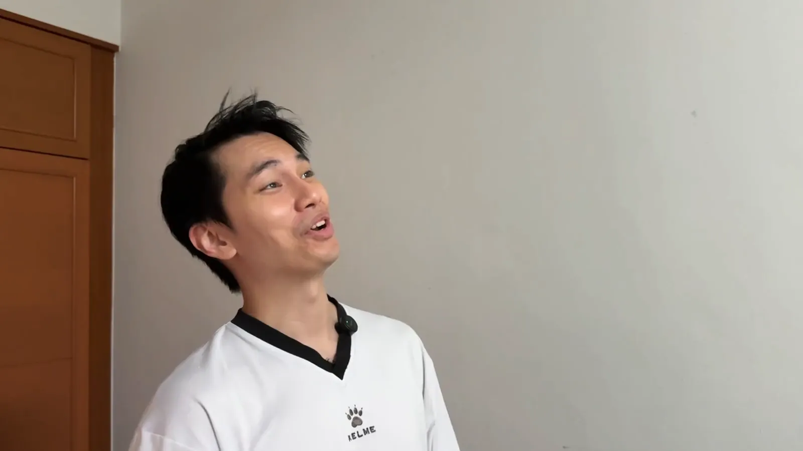 The performer filmed in a plain room, with a face-tracking box and a matte outline drawn over him